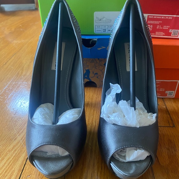 Steve Madden Size 8 Grey Satin Open-Toe Platform Heel - Picture 2 of 4